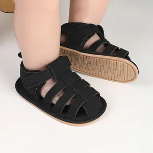 Gedetailleerde weergave van zwarte zomerse baby-wandelsandalen met zachte antislipzool