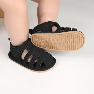 Detail van zwarte baby zomersandalen met zachte antislipzool en handige klittenbandsluiting
