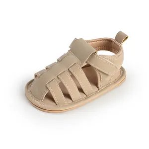 Gedetailleerde weergave van beige babysandalen met zachte zool voor baby's en peuters.
