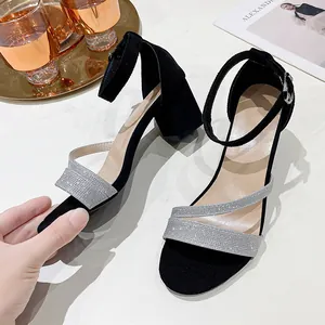 Sandales élégantes à talons épais pour femmes avec brides pailletées et daim noir.