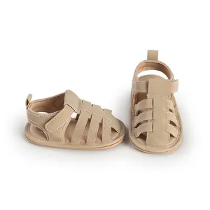 Detailopname van beige baby sandalen met zachte zool en uitgesneden ontwerp