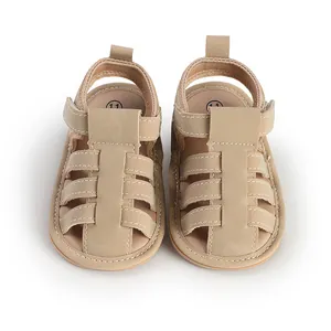 Gedetailleerd bovenaanzicht van kaki baby sandalen met zachte zool en uitsparingen
