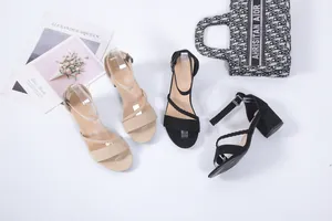 Sandales à talons épais beiges et noires élégantes avec brides tressées et bout ouvert