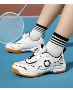Primer plano de zapatillas de bádminton para niños con malla transpirable y cierre de dial