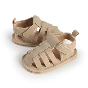 Gedetailleerde weergave van beige babysandalen met zachte zool en verstelbaar klittenband.
