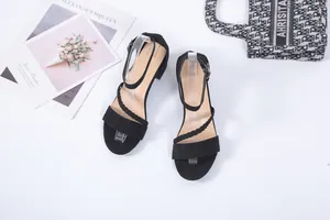 Vue de dessus de sandales élégantes en daim noir à talons épais et brides tressées