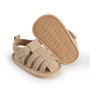 Detail van beige baby sandalen met zachte zool, antislip loopzool en handige klittenbandsluiting