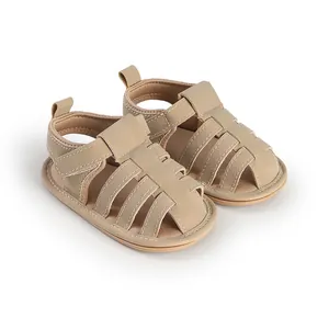 Close-up van beige babyzomersandalen met zachte zool en uitgesneden kooiontwerp.