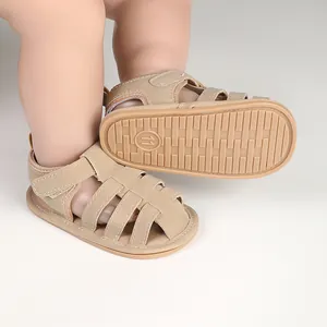 Detailweergave van beige babysandalen met zachte antislipzool en ademende riempjes ontwerp.