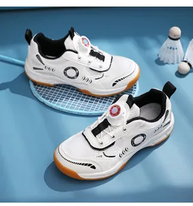 Primer plano de zapatillas de bádminton de malla transpirable con hebilla giratoria