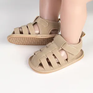 Detail van beige baby zomersandalen met zachte zool en handige klittenbandsluiting.
