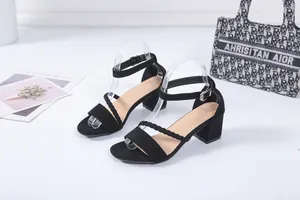 Sandales élégantes en daim noir à talons blocs avec bride tressée et boucle à la cheville