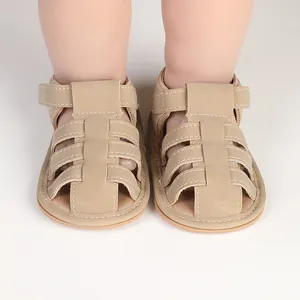 Detail van beige babyzomersandalen met zachte zool voor veilig binnen leren lopen