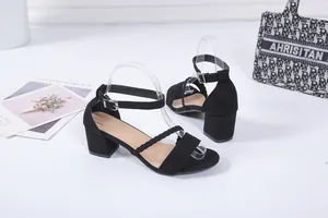 Élégantes sandales romaines noires à talons épais avec bride à la cheville en daim
