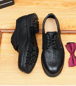 Vue détaillée de chaussures Derby vintage en cuir de bison noir à texture robuste.