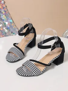 Vue détaillée des sandales à talons carrés pour femmes avec motif pied-de-poule