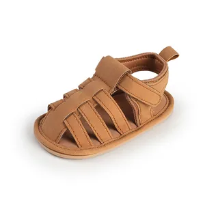Detailopname van bruine baby sandalen met zachte zool en comfortabele kooistijl bandjes