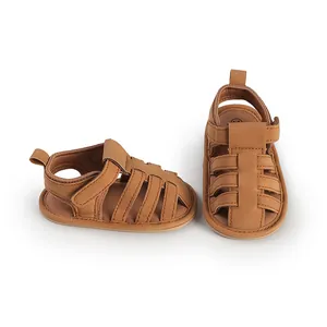 Bruine baby sandalen met zachte zool voor de eerste stapjes binnen in de zomer