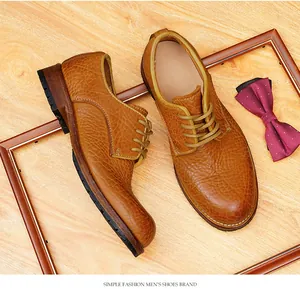 Gros plan détaillé de chaussures derby pour hommes en cuir de bison vintage marron de qualité
