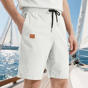 Vue lifestyle du short blanc pour homme avec cordon de serrage sur un voilier, style plage.