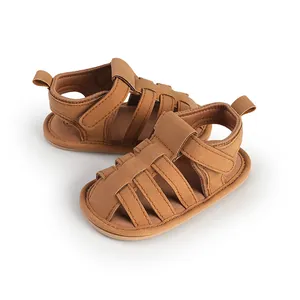 Detailweergave van bruine baby zomersandalen met zachte zolen en klittenbandsluiting