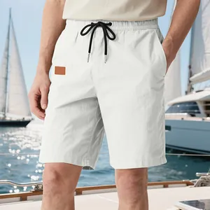 Short d'été léger en sergé blanc pour homme présenté dans un cadre de yacht relaxant