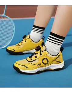 Vista detallada de zapatillas de bádminton amarillas para niños con cierre de rosca.