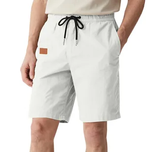Vue détaillée d'un short décontracté blanc pour homme avec cordon noir et tissu respirant