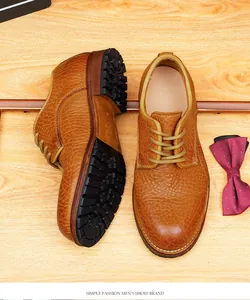 Gros plan de chaussures Derby vintage en cuir de bison avec semelles cousues Goodyear.