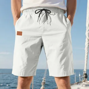 Vue détaillée du short de plage décontracté blanc respirant pour homme sur un yacht