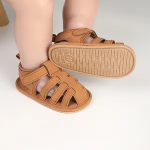 Detail van baby sandalen met zachte zool, antislip profiel en ademende bandjes voor zomer.