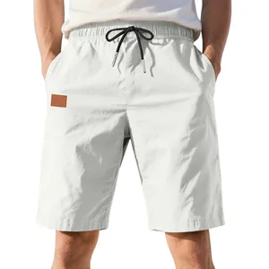 Détail du short d'été décontracté blanc pour homme avec cordon noir en tissu sergé respirant.
