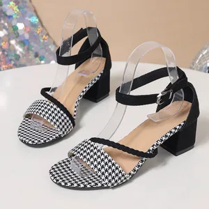 Vue détaillée de sandales à talons carrés et motif pied-de-poule avec brides chevilles