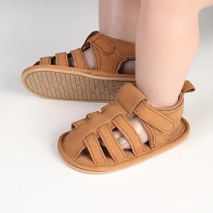 Detailoverzicht van bruine babysandalen met zachte zool en klittenbandsluiting.