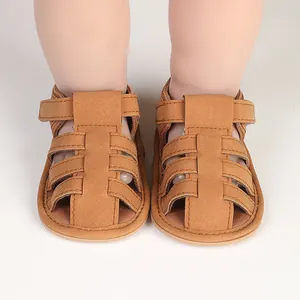 Vooraanzicht van bruine baby gladiatorsandalen met zachte zolen voor binnen wandelen