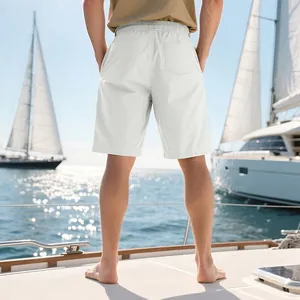 Vue arrière détaillée d'un short de plage blanc respirant pour hommes sur un yacht de luxe