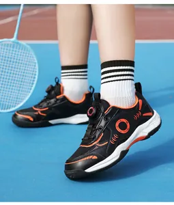 Primer plano de zapatillas de bádminton para niños con malla traspirable y cierre rápido.