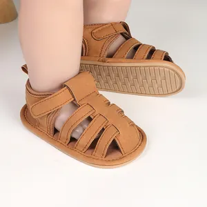 Detailweergave van bruine babywandelsandalen met zachte zolen en een stevige klittenband.