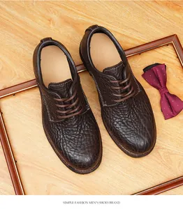 Gros plan sur le grain naturel du cuir de buffle rétro des chaussures Derby Goodyear