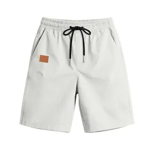 Vue détaillée de face du short décontracté gris clair pour homme avec cordon