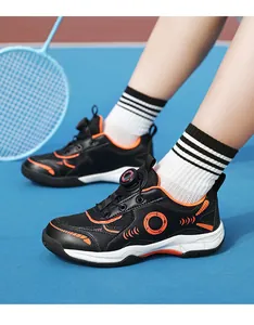 Vista lateral de zapatillas de bádminton transpirables para niños con cierre de dial.