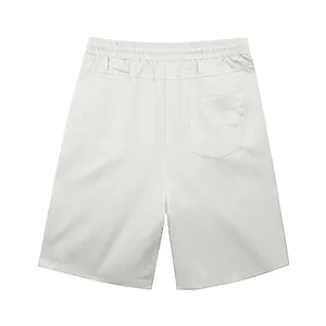 Vue arrière d'un short de plage décontracté pour homme en tissu gris clair de qualité