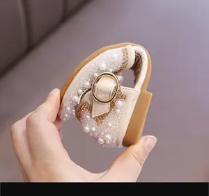 Nahaufnahme flexibler Mädchensandalen mit weicher Sohle, Perlen und Glitzersteinen