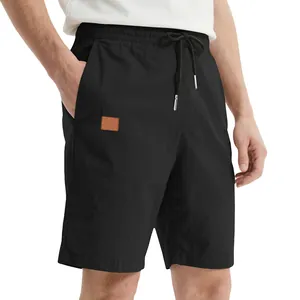Gros plan sur un short en sergé noir respirant pour hommes avec cordon de serrage