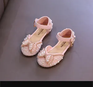 Elegante rosa Mädchen Prinzessinnenschuhe mit Perlenbogen und glitzernden Strasssteinen.