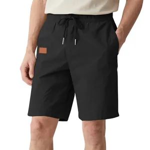 Vue détaillée d'un short d'été noir respirant pour homme avec taille à cordon réglable