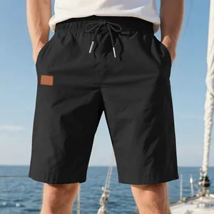 Short de plage décontracté noir pour hommes avec cordon de serrage sur un yacht