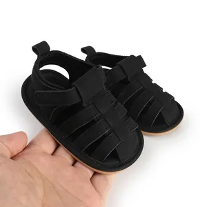 Zwarte baby sandalen met zachte zool en ademend uitgesneden ontwerp