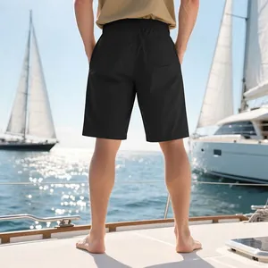 Vue arrière d'un short de plage en sergé noir avec taille élastique et poche arrière