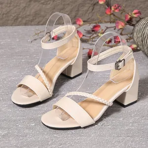 Vue détaillée de sandales crème à talons blocs moyens avec brides tressées élégantes